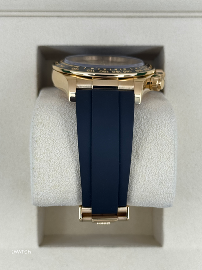 Relógio Daytona automático com caixa dourada e pulseira azul escura, vista lateral