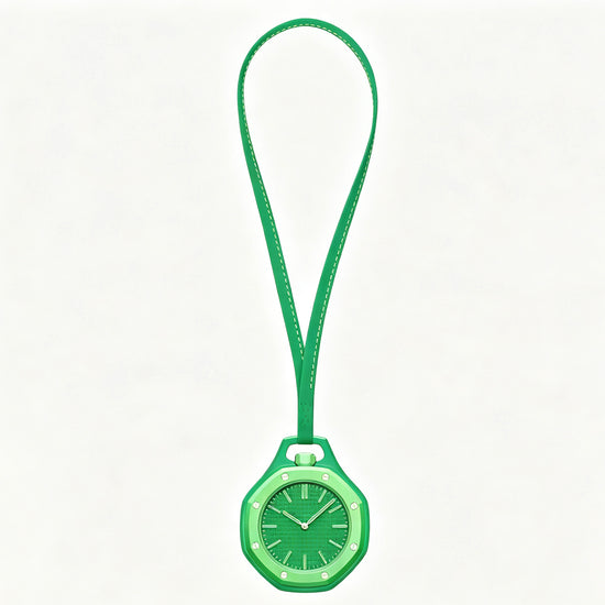 Relógio de bolso com alça verde: moldura verde e mostrador verde.