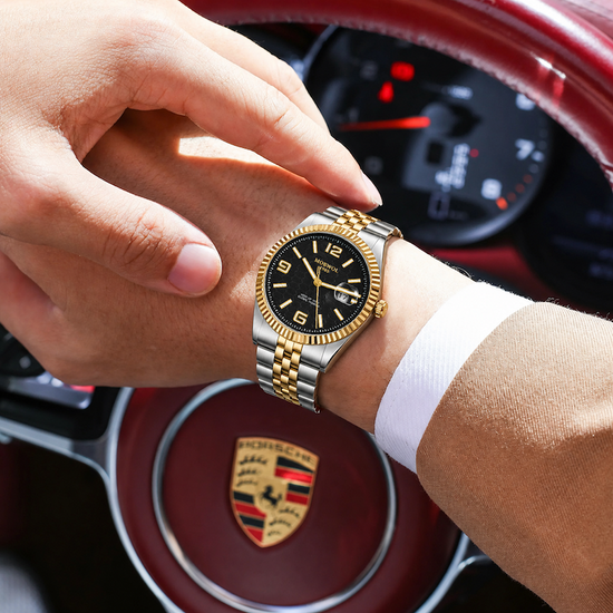 Relógio no pulso com mostrador preto e pulseira bicolor dourado e aço