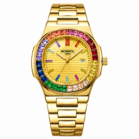 Relógio dourado com mostrador bege, aro cravejado multicolorido e pulseira em aço.