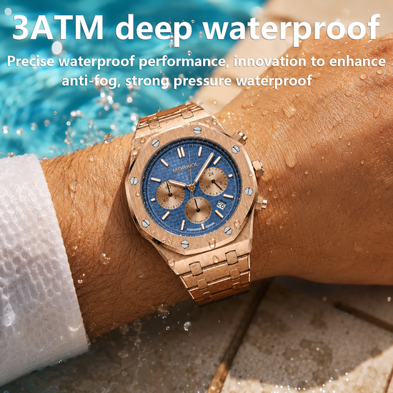 Relógio dourado rosé com mostrador azul e pulseira de metal no pulso