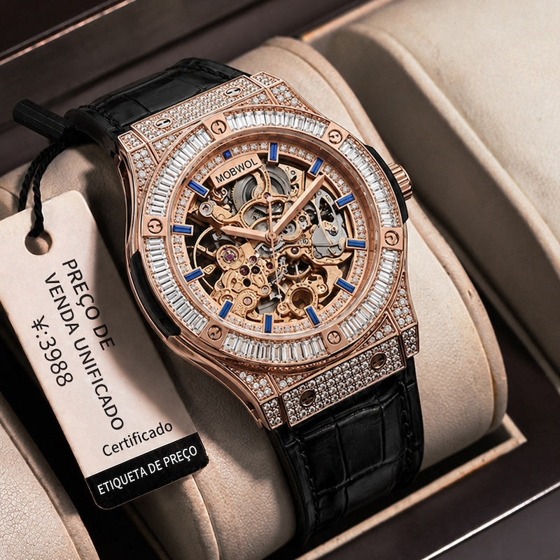 Relógio automático com caixa rosé cravejada e pulseira de couro preta