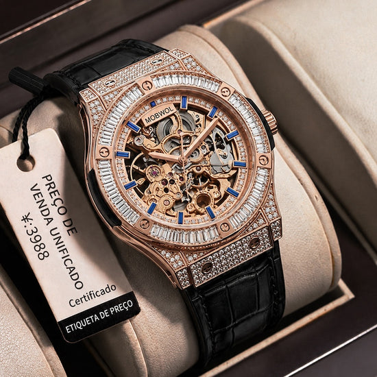 Relógio automático com caixa rosé cravejada e pulseira de couro preta