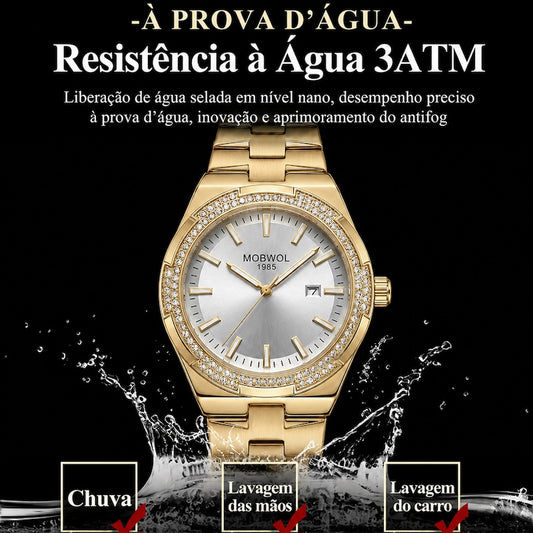 Relógio dourado com mostrador branco e pulseira de aço, com aro cravejado
