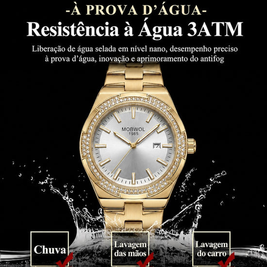 Relógio dourado com mostrador branco e pulseira de aço, com aro cravejado