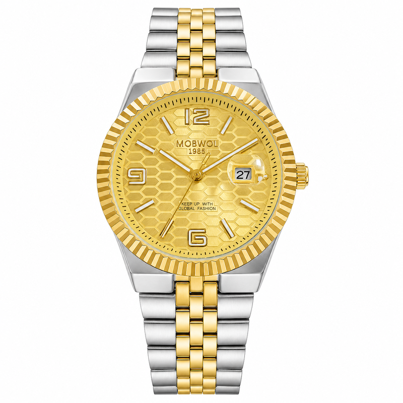 Relógio de aço prateado com detalhes dourados, mostrador dourado e pulseira metálica