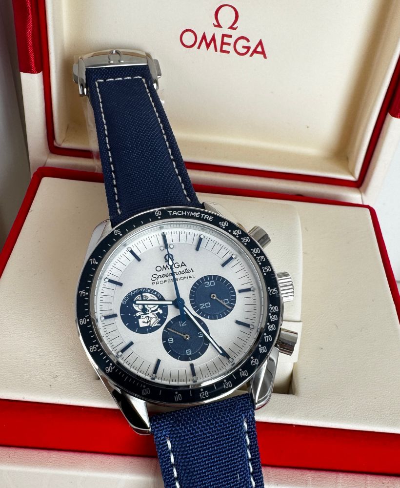 Relógio Omega Speedmaster automático com mostrador branco-azulado e bracelete azul