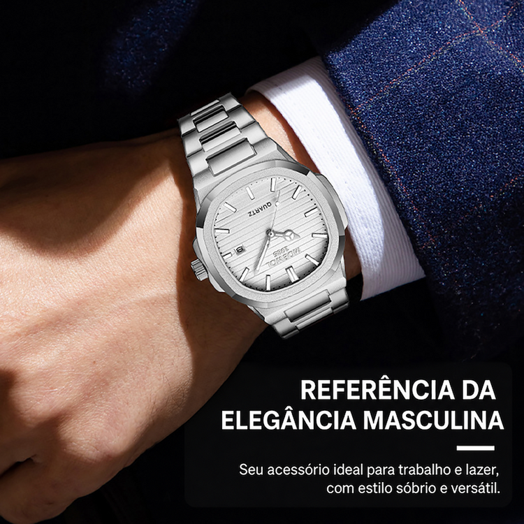 Relógio prateado com mostrador branco e pulseira metálica de elos