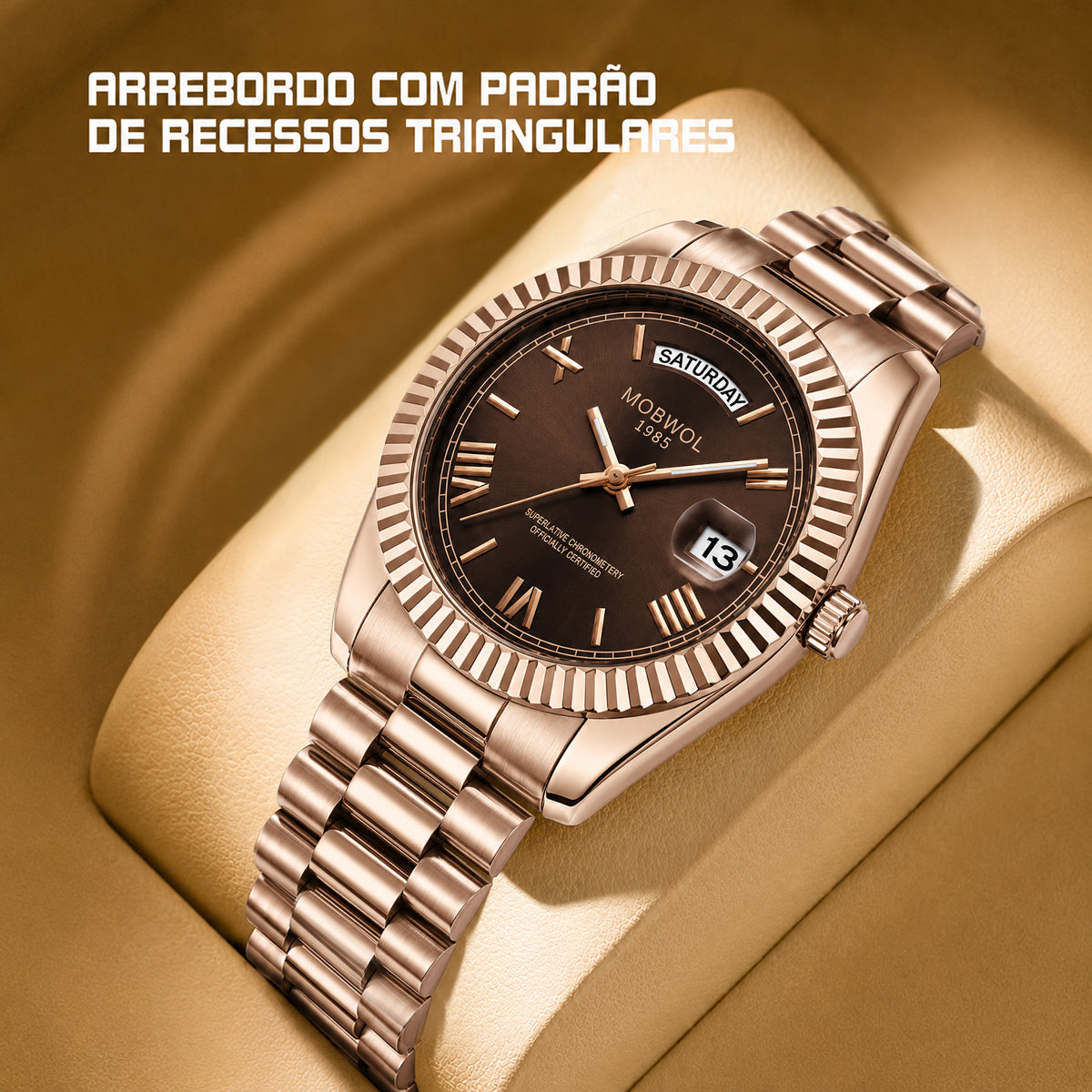 Relógio de pulso com mostrador marrom-escuro, pulseira metálica dourada e calendário