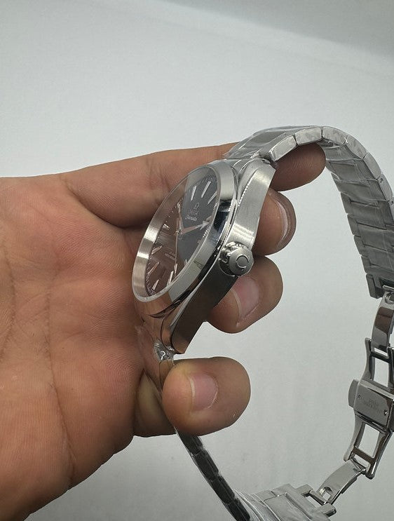 Relógio Omega Seamaster com lateral da caixa e coroa, mostrador vermelho