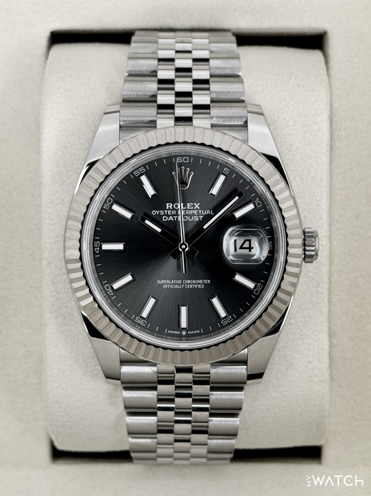 Relógio Rolex Datejust com mostrador preto e pulseira de aço prata, automático