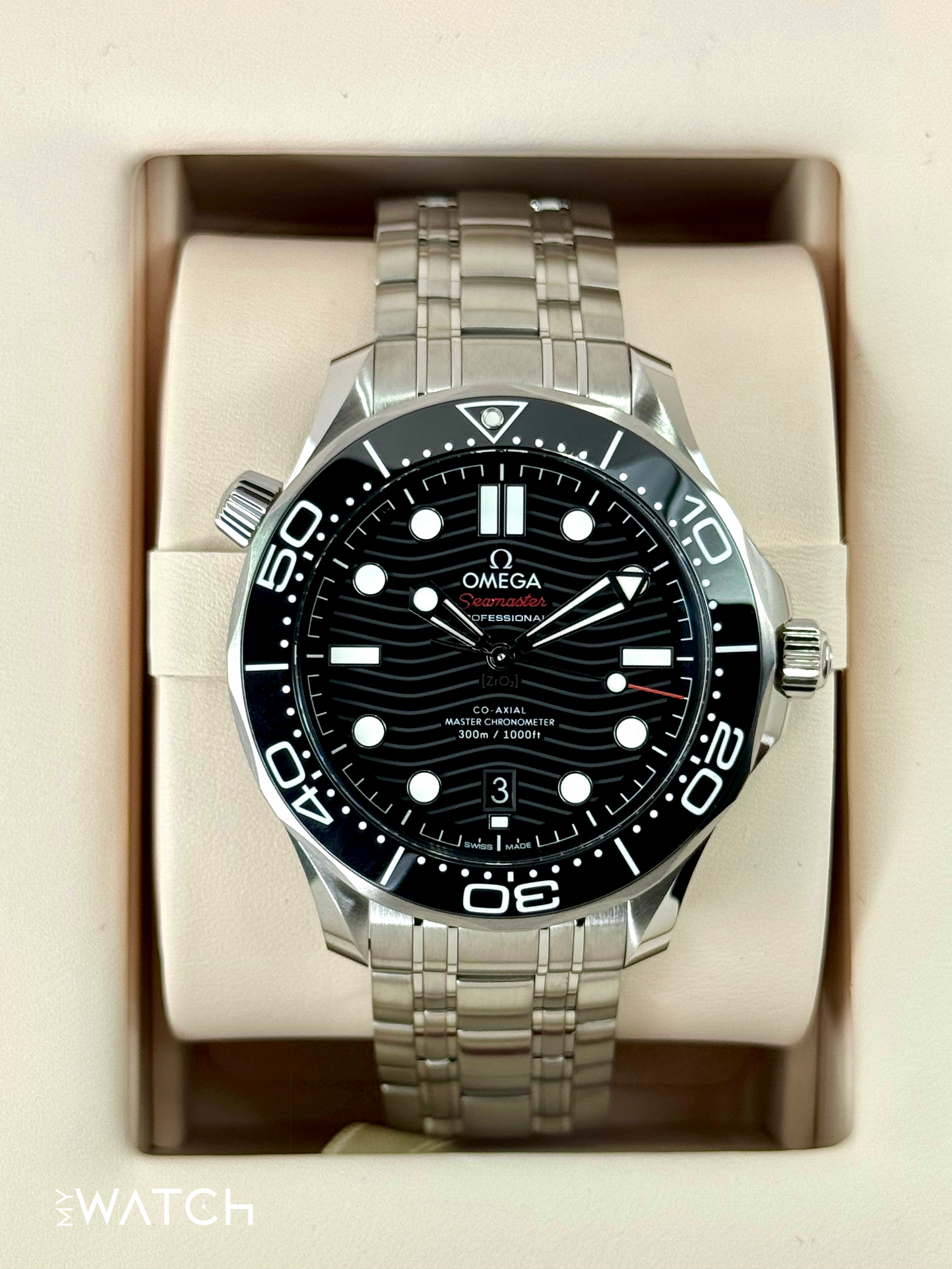 Relógio Omega Seamaster com mostrador preto e pulseira metálica em caixa de aço prateado