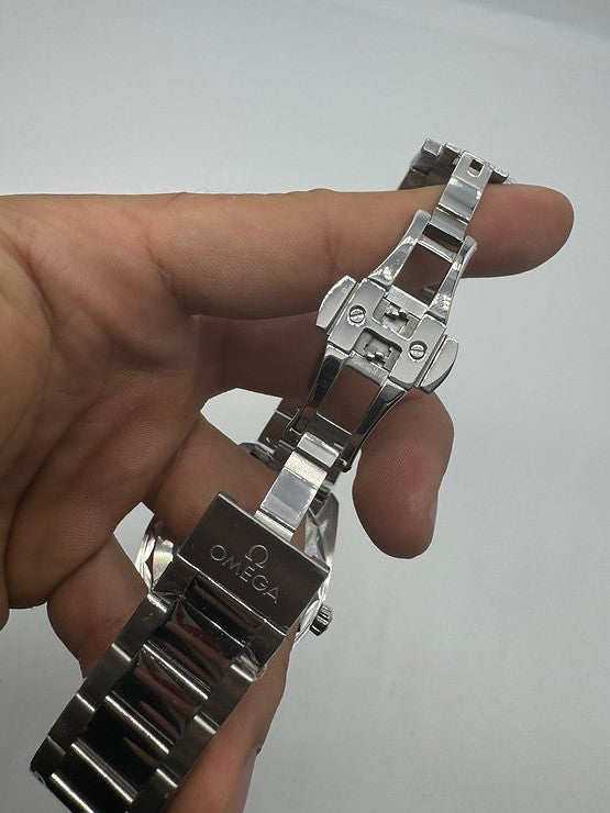 Relógio com fecho de aço e gravação Omega na fivela