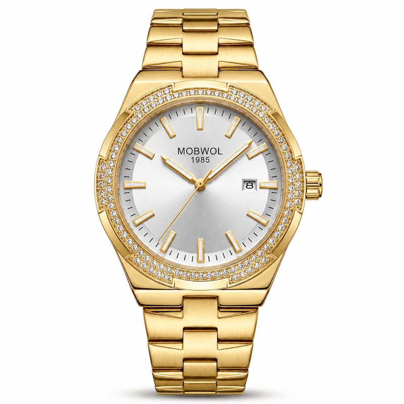 Relógio dourado com mostrador branco, pulseira de aço e aro cravejado com pedras