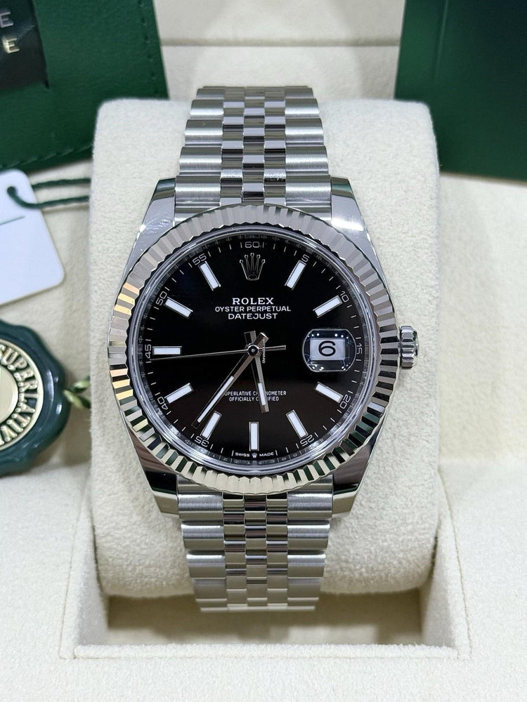 Relógio Rolex Datejust com mostrador preto, caixa prateada e pulseira de aço