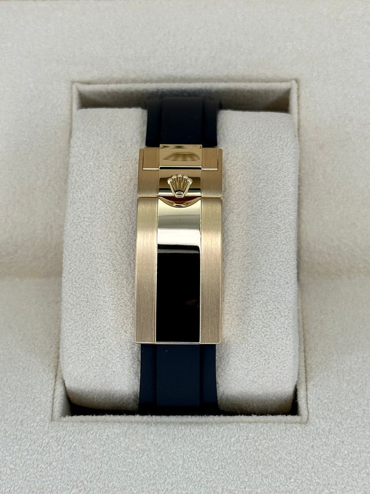 Fecho do relógio Rolex com caixa dourada e pulseira preta de silicone