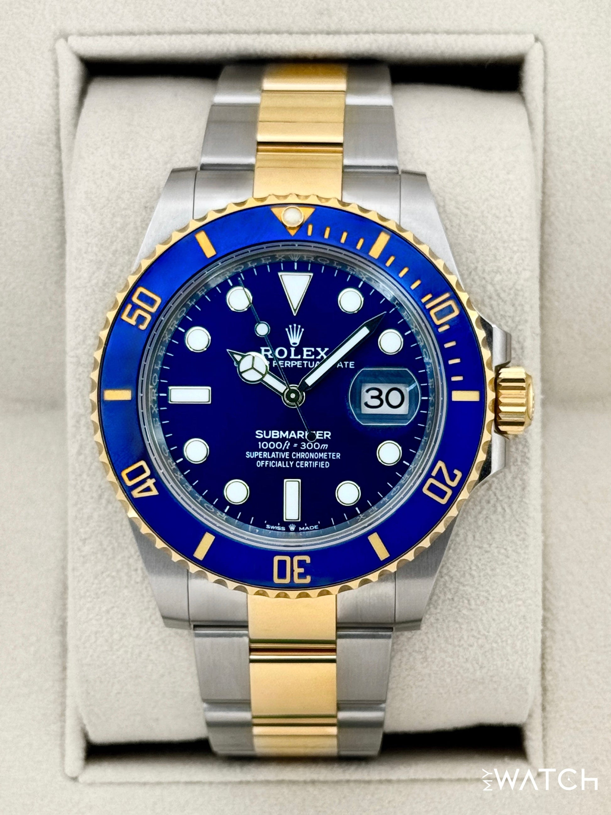 Relógio Rolex Submariner com mostrador azul e pulseira bicolor aço e dourado.