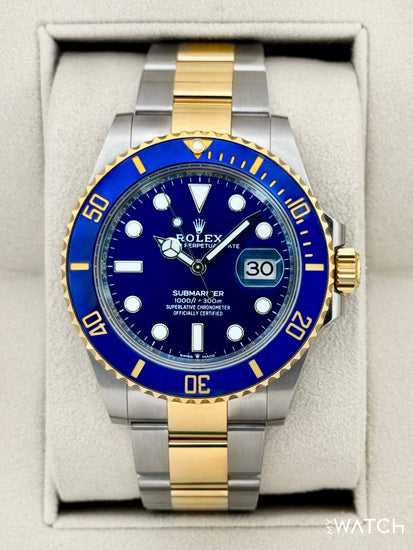 Relógio Rolex Submariner com mostrador azul e pulseira bicolor aço e dourado.