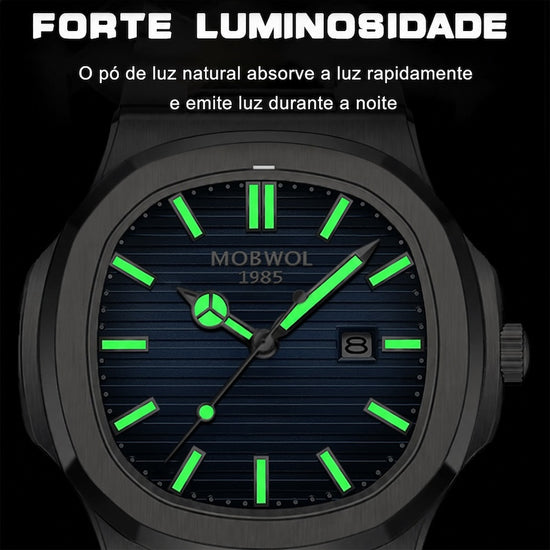 Relógio com mostrador escuro e ponteiros/índices verdes luminosos