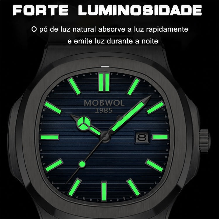 Relógio com mostrador escuro e ponteiros/índices verdes luminosos