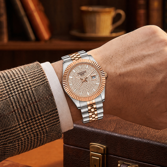 Relógio de pulso rosé e prata com pulseira metálica bicolor e mostrador cravejado