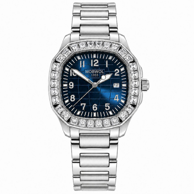 Relógio Rainha prateado com mostrador azul, bezel cravejada e pulseira metálica