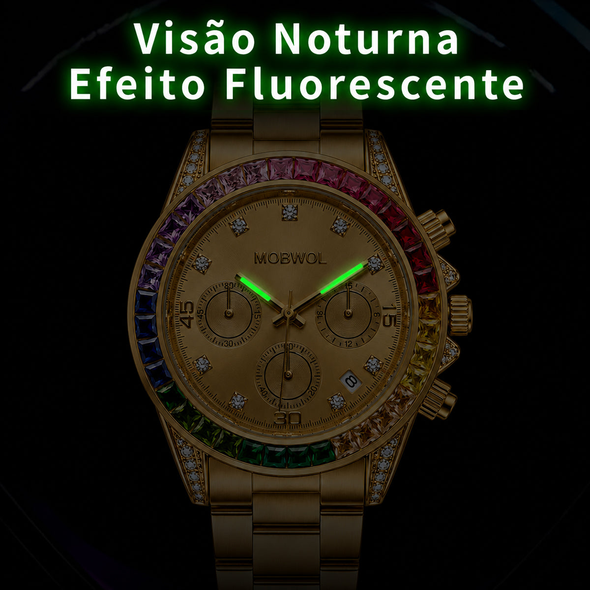 Relógio dourado com mostrador escuro, ponteiros verdes fluorescentes e moldura arco-íris.