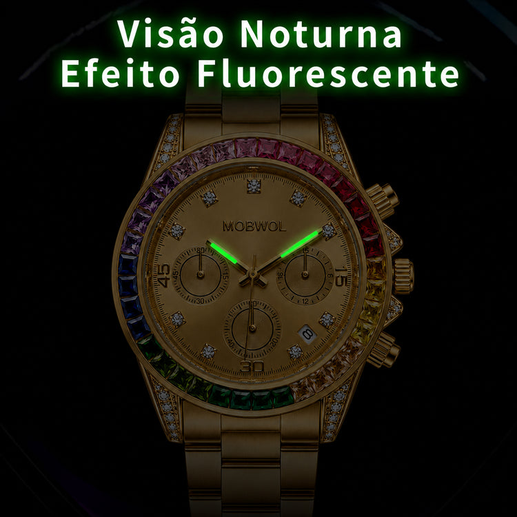 Relógio dourado com mostrador escuro, ponteiros verdes fluorescentes e moldura arco-íris.