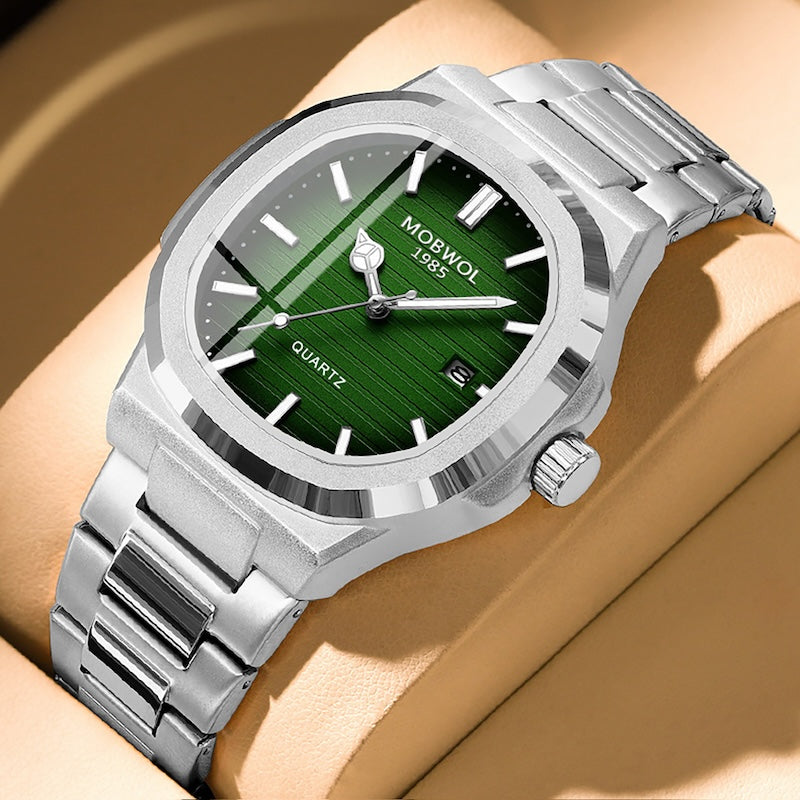 Relógio masculino prateado com mostrador verde e pulseira metálica de elos