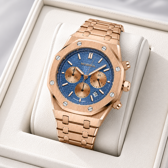 Relógio dourado rosé com mostrador azul, pulseira metálica, em estojo branco