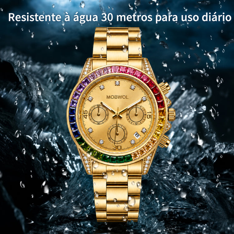 Relógio dourado com mostrador bege e moldura arco-íris na pulseira de metal.