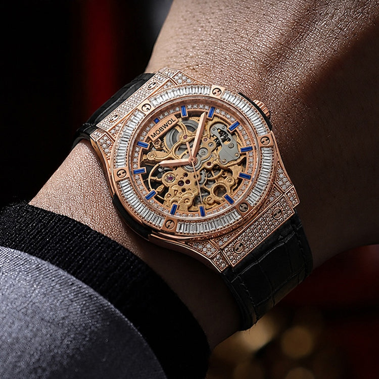 Relógio automático rosé com mostrador esqueleto e pulseira de couro preta no pulso