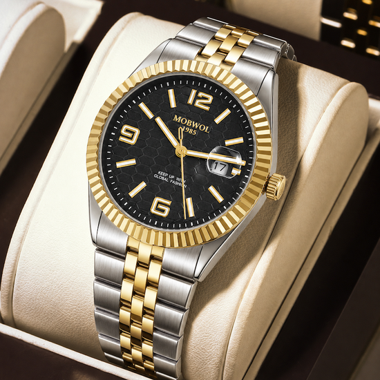 Relógio com mostrador preto texturizado e pulseira bicolor dourado e aço