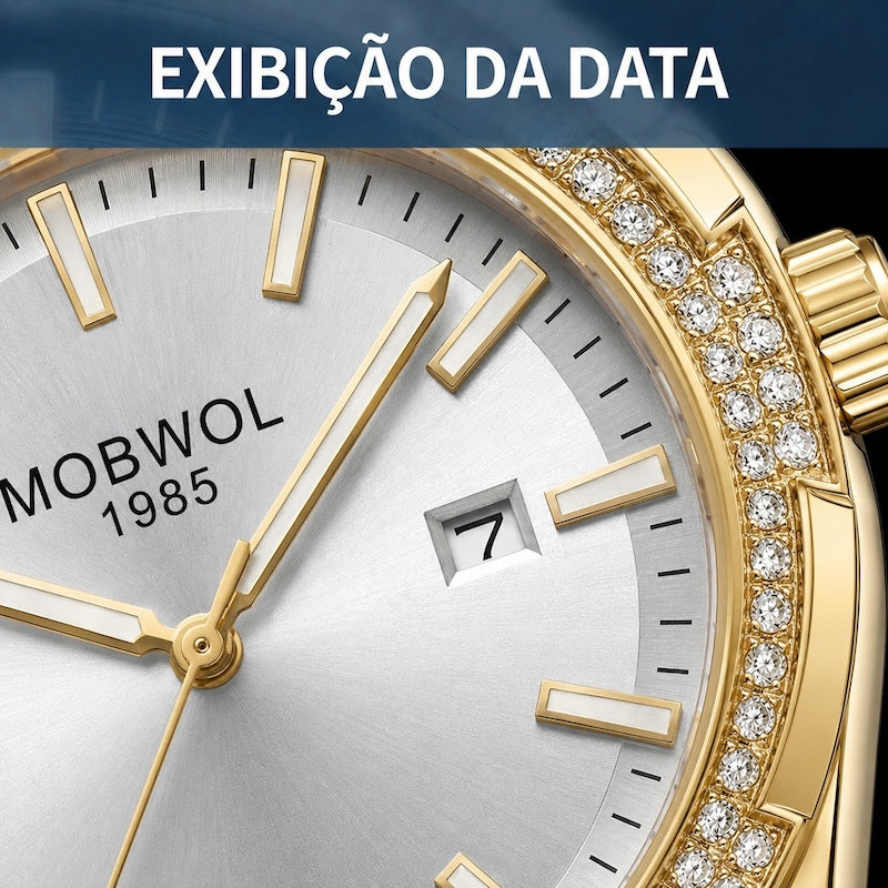 Relógio com mostrador branco e números/batentes dourados; aro cravejado de pedras