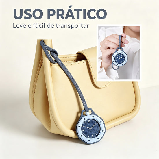 Bolso amarelo claro com alça azul e pingente em formato de relógio azul.
