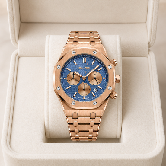 Relógio dourado rosé com mostrador azul e pulseira metálica, vista frontal