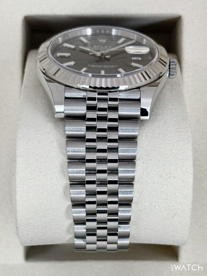 Relógio Rolex Datejust com mostrador preto e pulseira de aço prateada, vista superior