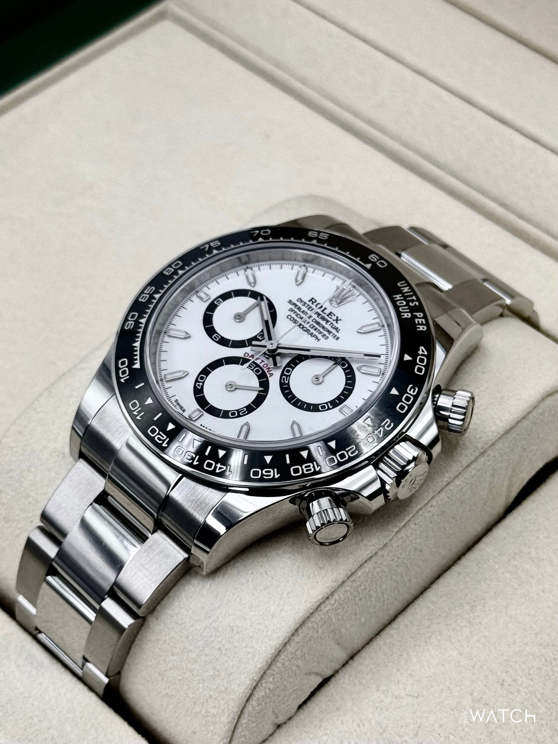 Relógio Rolex automático com bezel preta, mostrador branco e três submostradores pretos