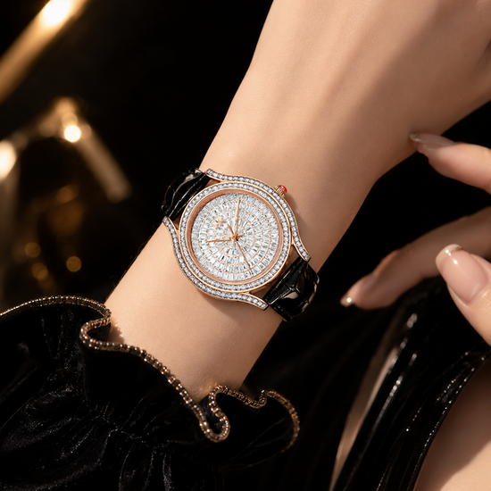 Relógio Estrela no pulso: pulseira preta, mostrador branco e aro cravejado com rosé.