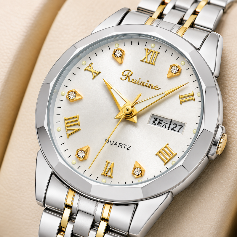 Close de relógio analógico com mostrador branco e pulseira metálica bicolor prateada e dourada.