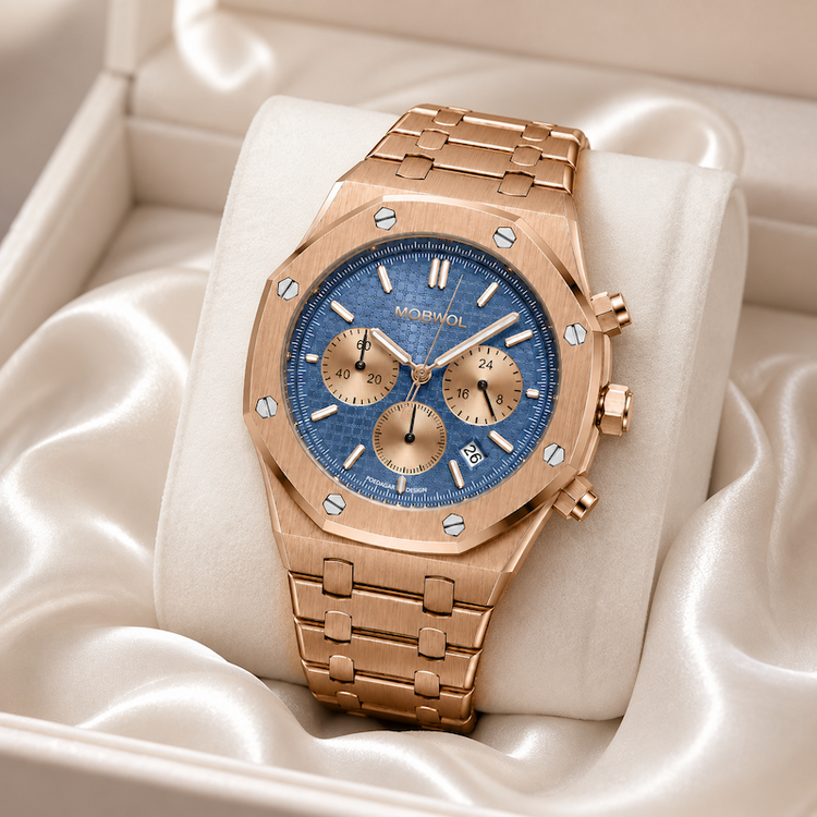 Relógio dourado rosé com mostrador azul e pulseira metálica, close em estojo