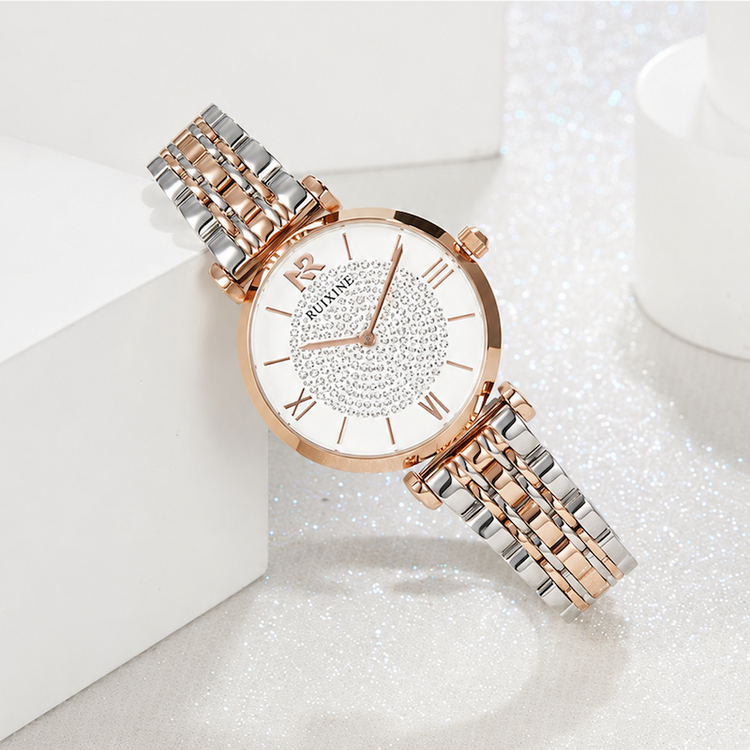 Relógio Estrela sobre superfície clara, mostrador branco e pulseira bicolor prateada/rosé