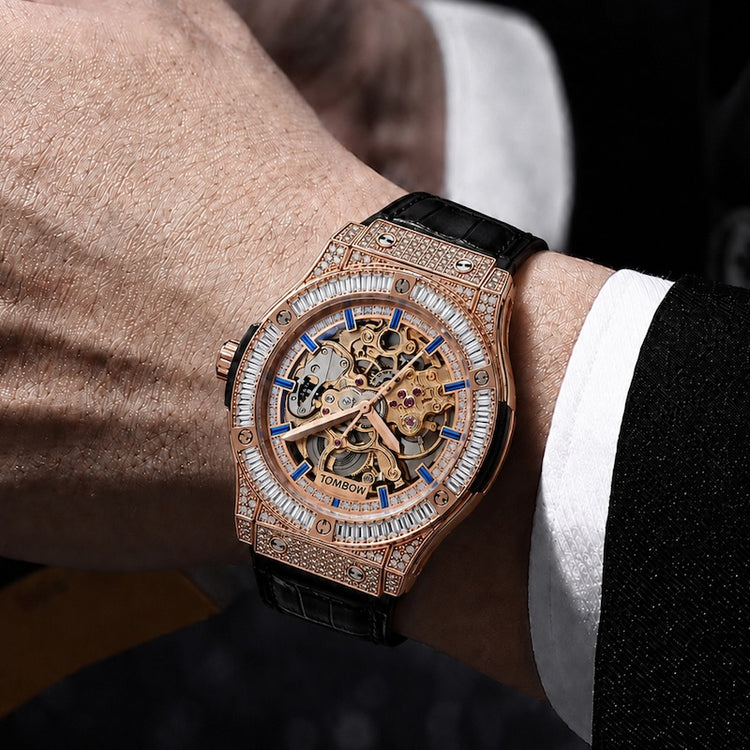 Relógio automático rosé com pulseira de couro preta no pulso, mostrador esqueleto