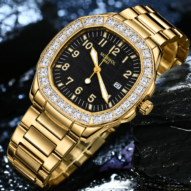 Relógio dourado com mostrador preto e detalhes brilhantes no aro e na pulseira