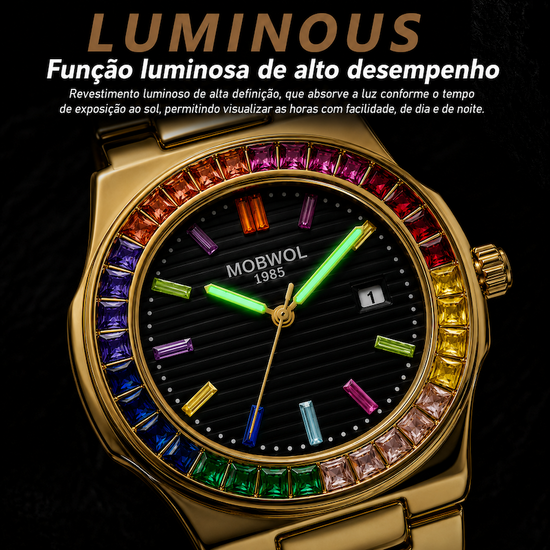 Relógio dourado close-up com mostrador preto, aro cravejado multicolorido e ponteiros luminescentes.