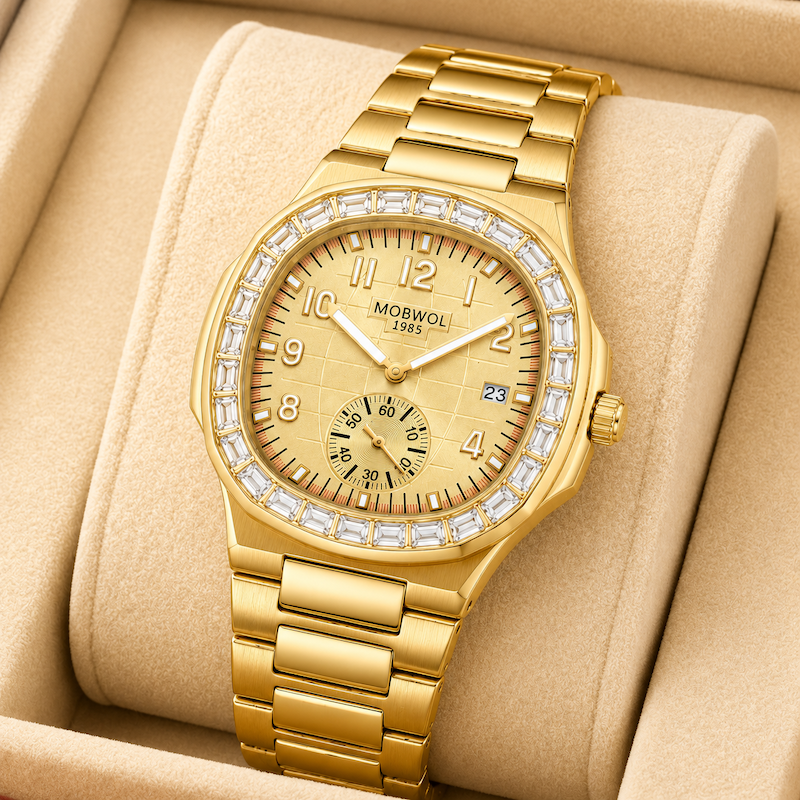Relógio dourado com mostrador claro e pulseira metálica brilhante