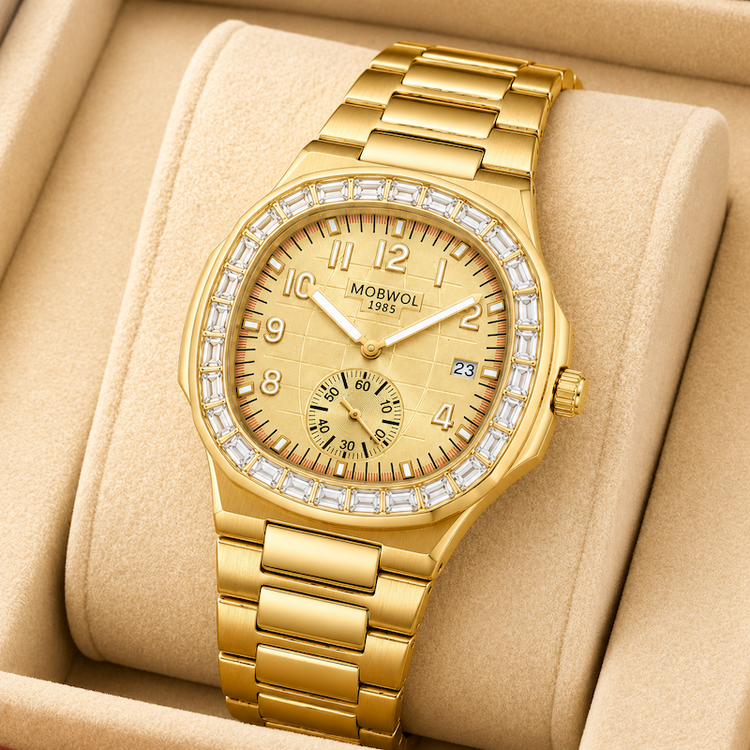 Relógio dourado com mostrador claro e pulseira metálica brilhante