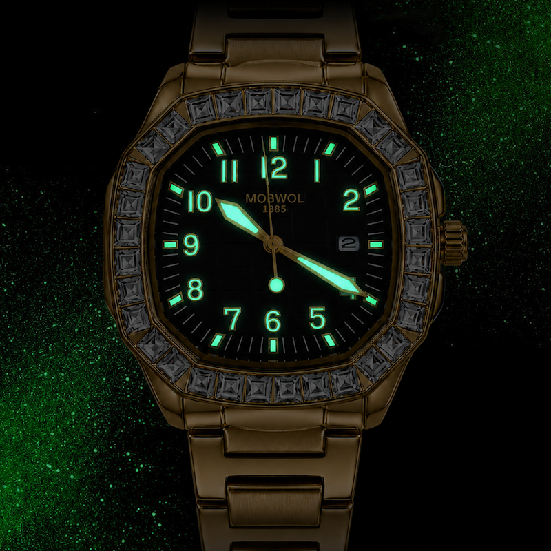 Relógio dourado com mostrador preto iluminado em verde e aro com pedras