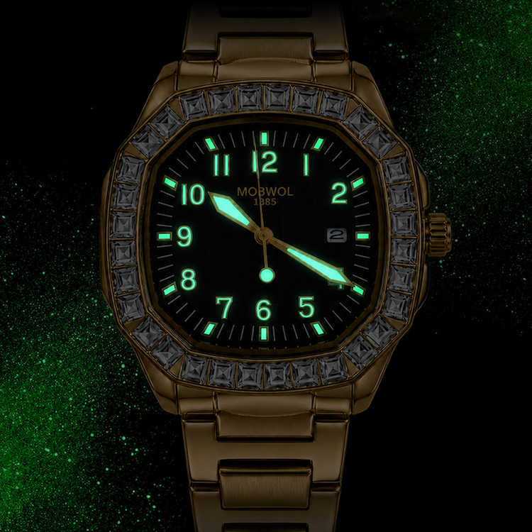 Relógio dourado com mostrador preto iluminado em verde e aro com pedras