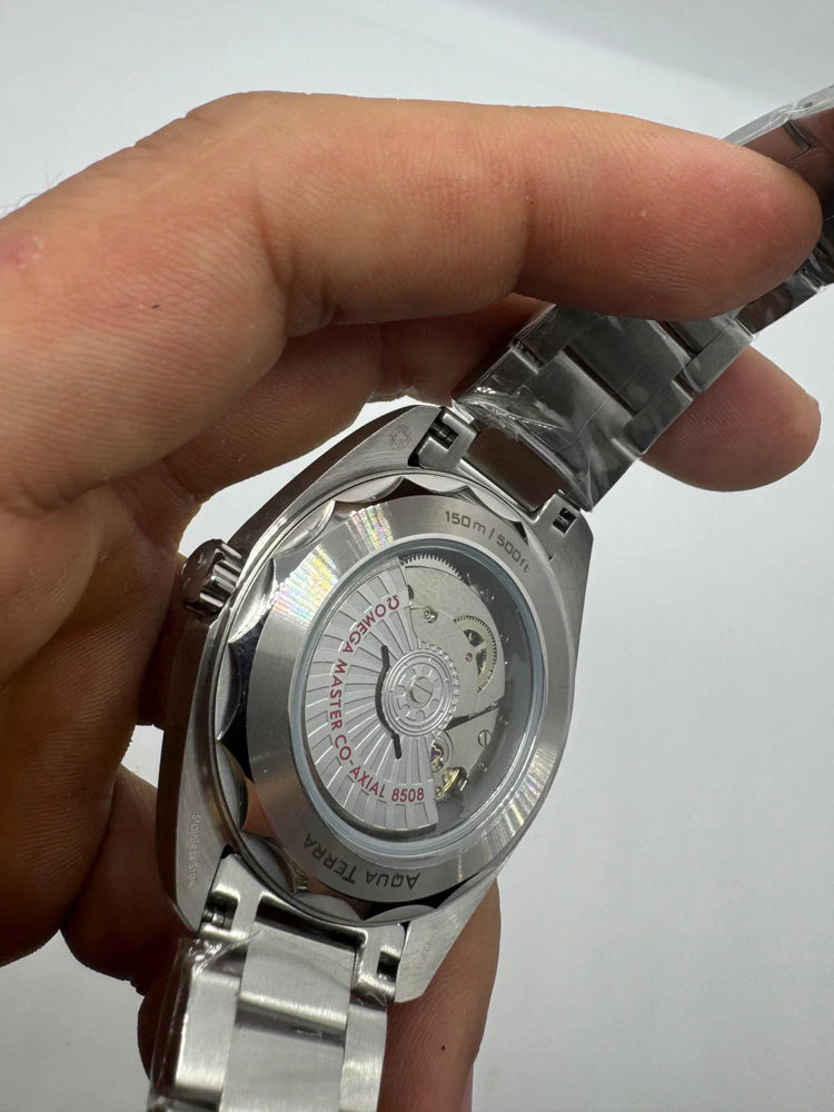 Fundo do relógio Omega Seamaster com gravações e pulseira de aço prateado